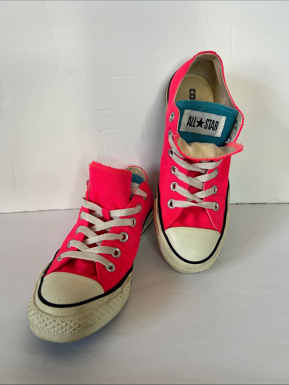 Women’s size 7 Hot Pink Canvas Low-Top Sneakers with blueTongue Label
